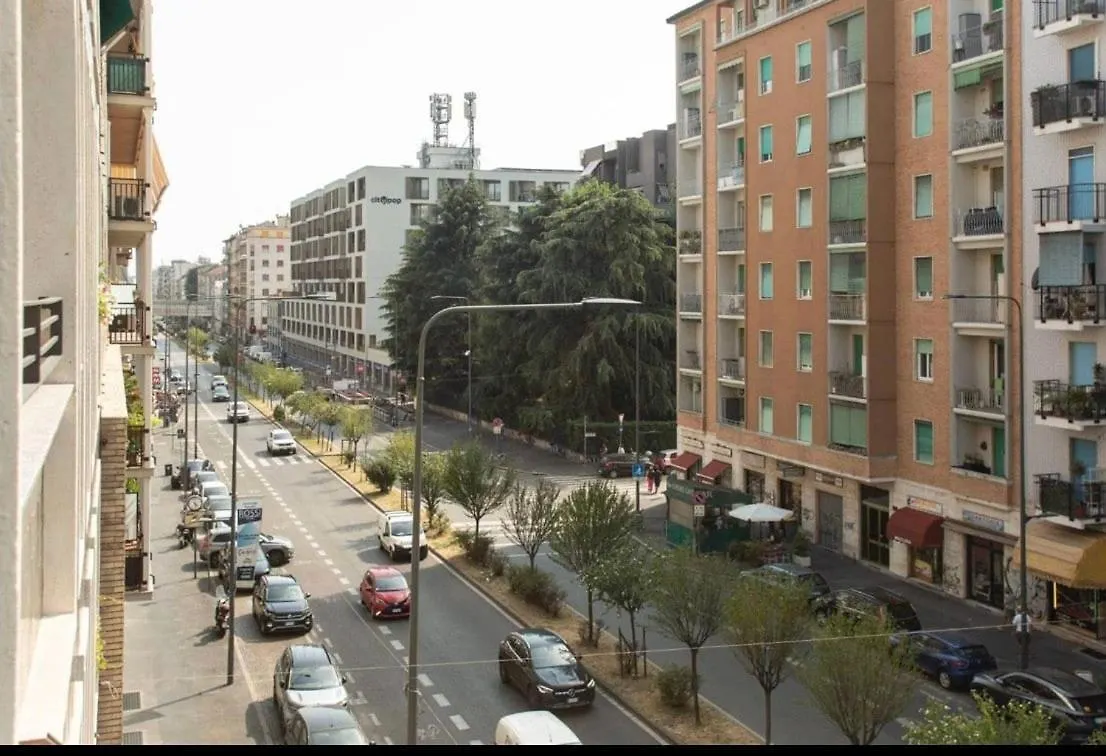 Apartment Appartamento Milano Viale Monza Italy